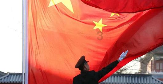 印度海军称出动在亚丁湾部署的驱逐舰协助起火油轮灭火