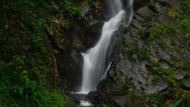 多辆车辆被困山岭路段数小时，直到他们冒雪营救